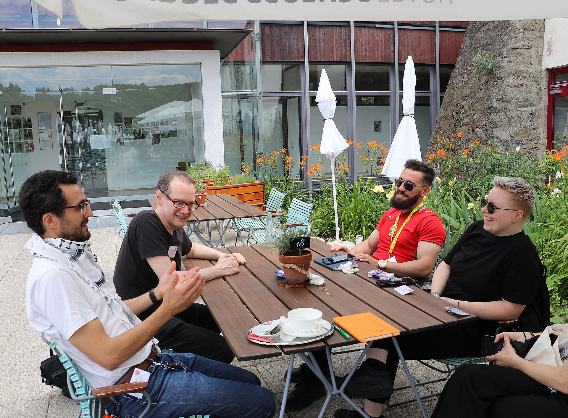 4 Personen sitzen um Tisch ©Martina Mayer-Krauss