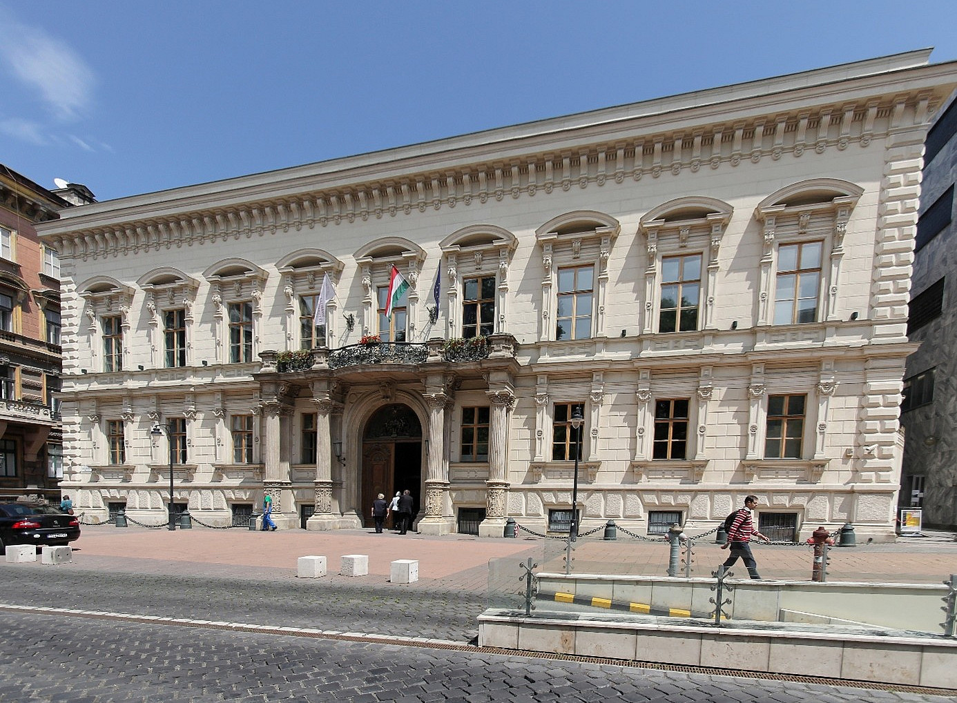 Universität Budapest ©Pelz, CC BY-SA 3.0 <https://creativecommons.org/licenses/by-sa/3.0>, via Wikimedia Commons