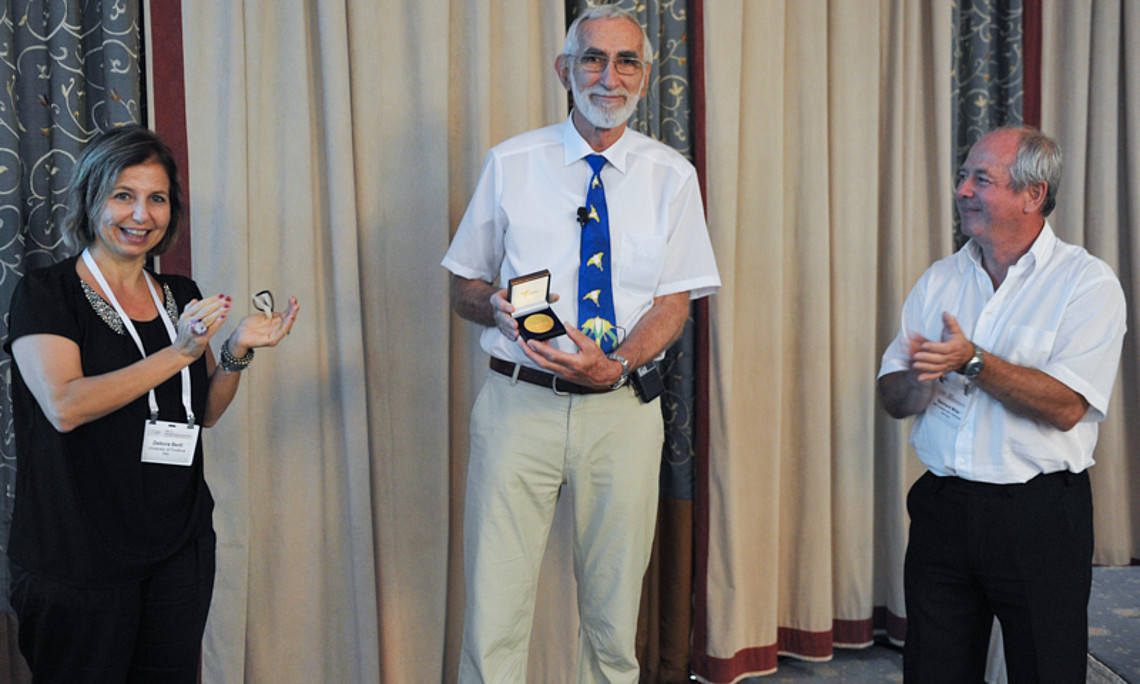 Der Chemiker Otto Glatter (Mitte) bei der Verleihung der „Overbeek Gold Medal 2013“. Foto: ECIS