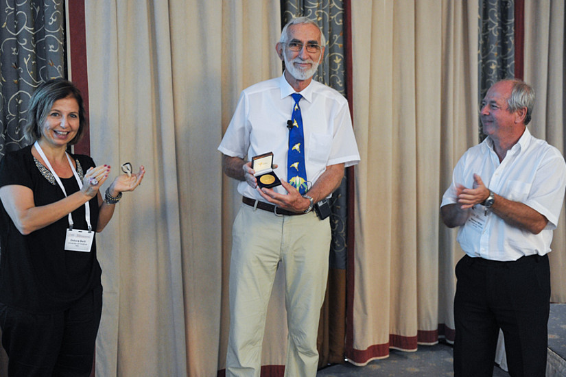Der Chemiker Otto Glatter (Mitte) bei der Verleihung der „Overbeek Gold Medal 2013“. Foto: ECIS