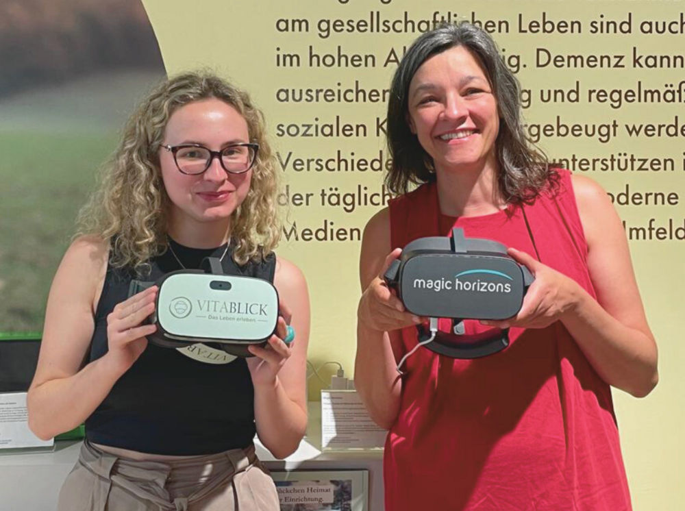 Aufnahme von Sara Skardelly und Julia Jarke mit VR-Brillen in den Händen ©Uni Graz/Juliane Jarke