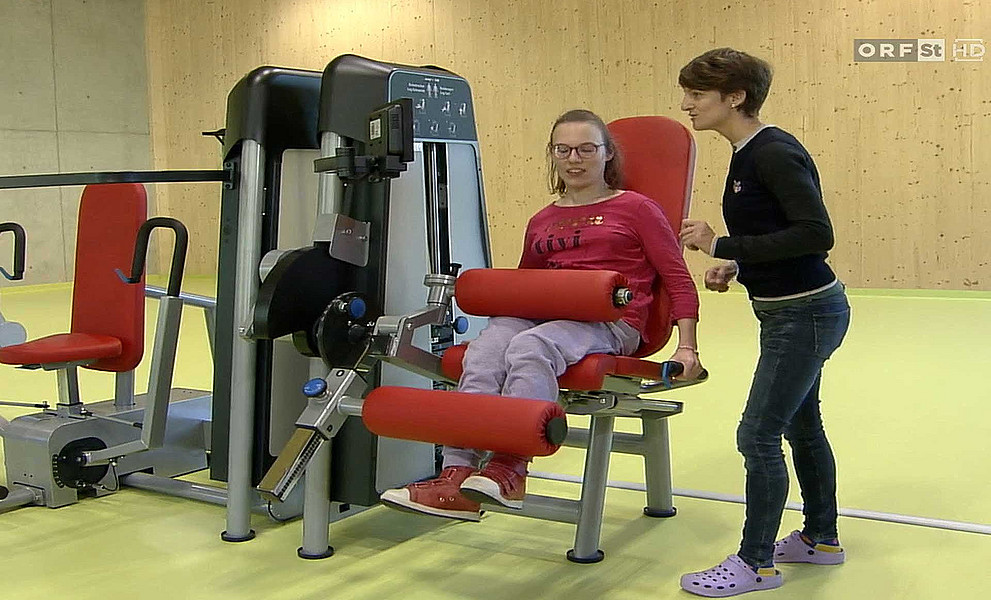 Ana Kunstic (rechts) vom Institut für Bewegungswissenschaften, Sport und Gesundheit erklärt Studienteilnehmerin Carina Schuster die Bewegung