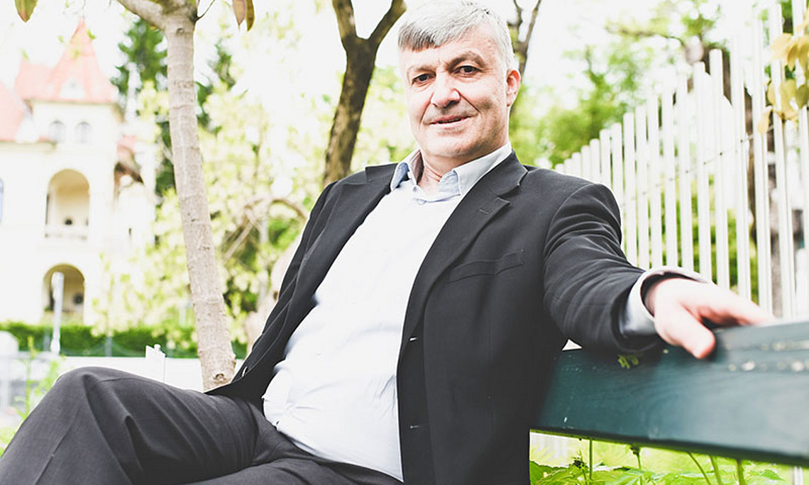 Karl Steininger erklärt, wie man nachhaltig urlaubt und welche Maßnahmen es noch für den Klimaschutz braucht. Foto: Uni Graz/Tzivanopoulos