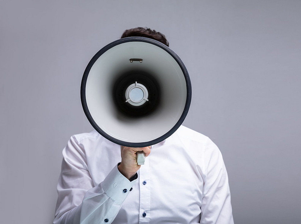 Mann mit Megaphon ©Andrey Popov - stock.adobe.com