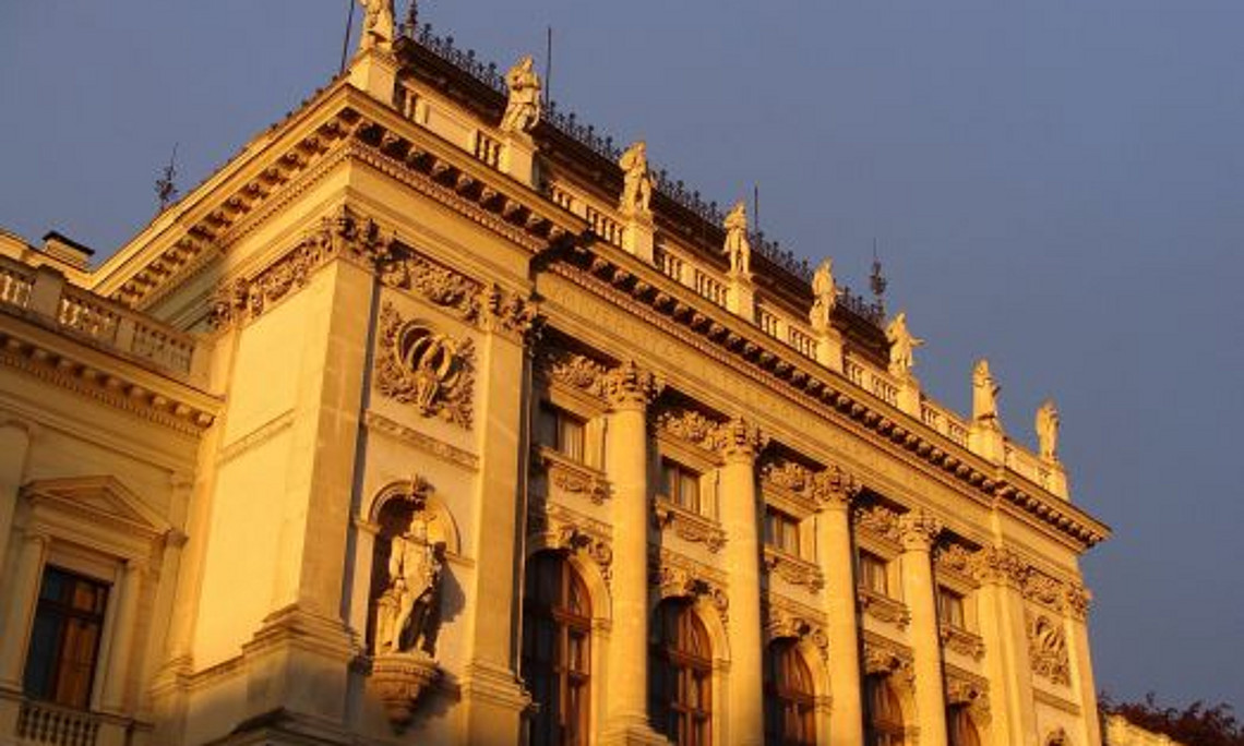 Hauptgebäude der Universität Graz vor blauem Himmel