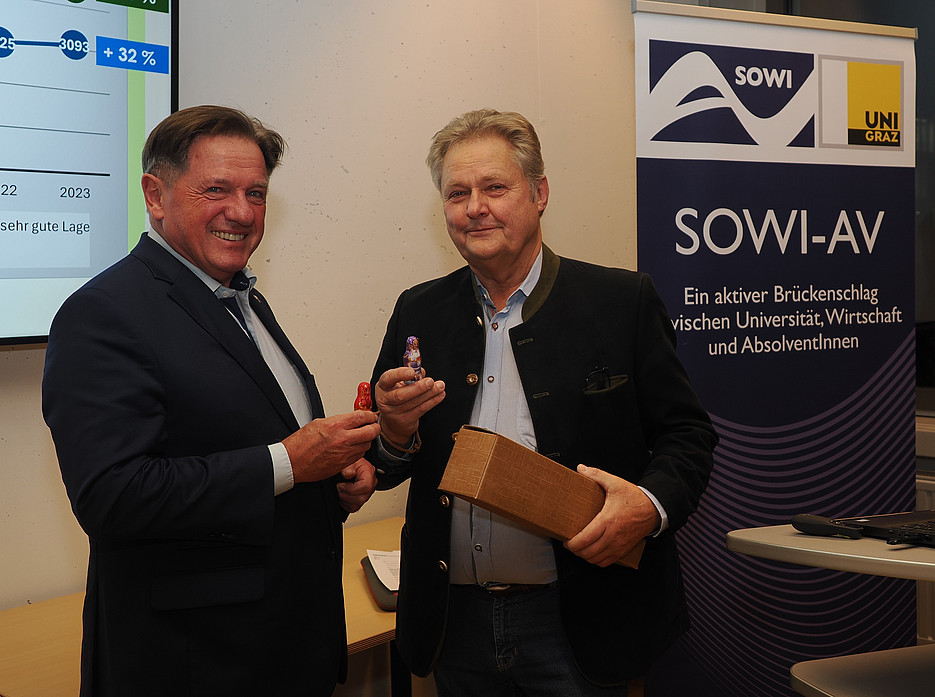 Mag. Pichler bedankt sich bei Mag. Herzog für den VOrtrag und überreicht ihm eine Flasche Wein und einen kleinen Schokonikolaus. ©Mag. Paulus Mayr