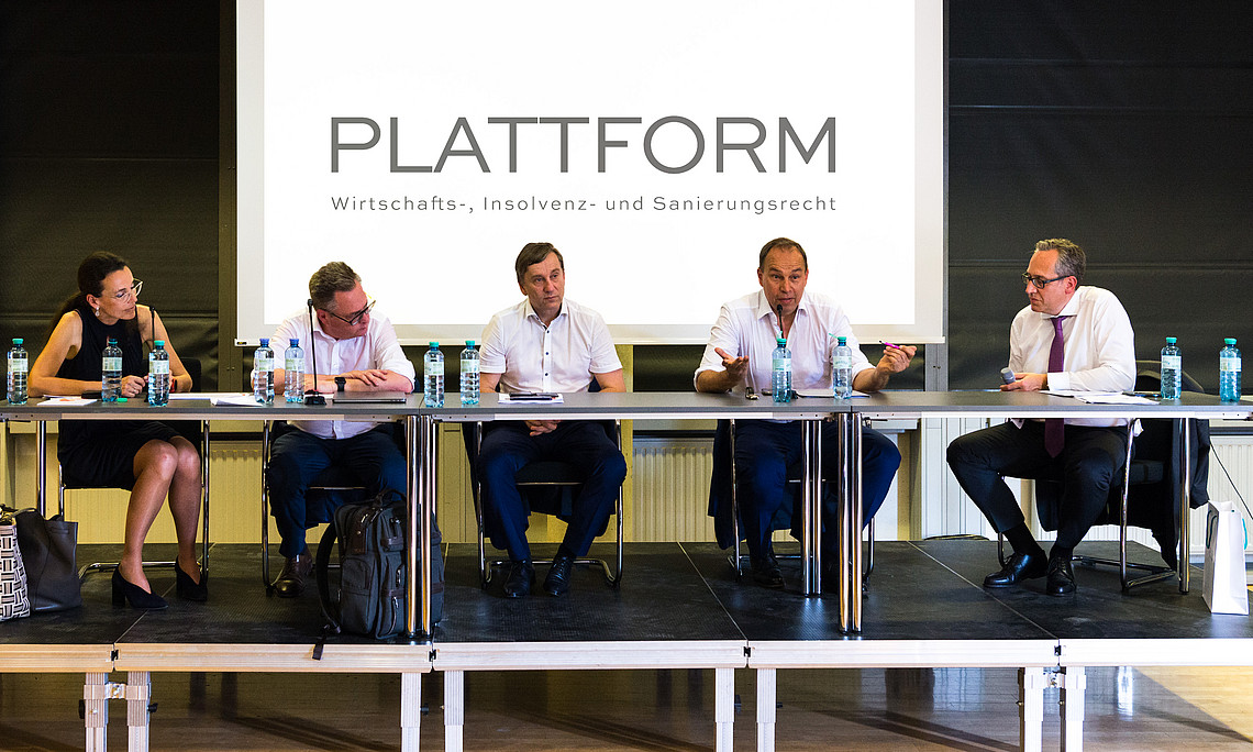 Die Teilnehmer der Podiumsdiskussion im Rahmen der zweiten Veranstaltung der Plattform WIS, von links: RA Dr. Ulla Reisch, Dr. Christoph Strobl, Dr. Peter Hadl, RA Univ.-Prof. Dr. Georg Eisenberger, RA Dr. Clemens Jaufer.