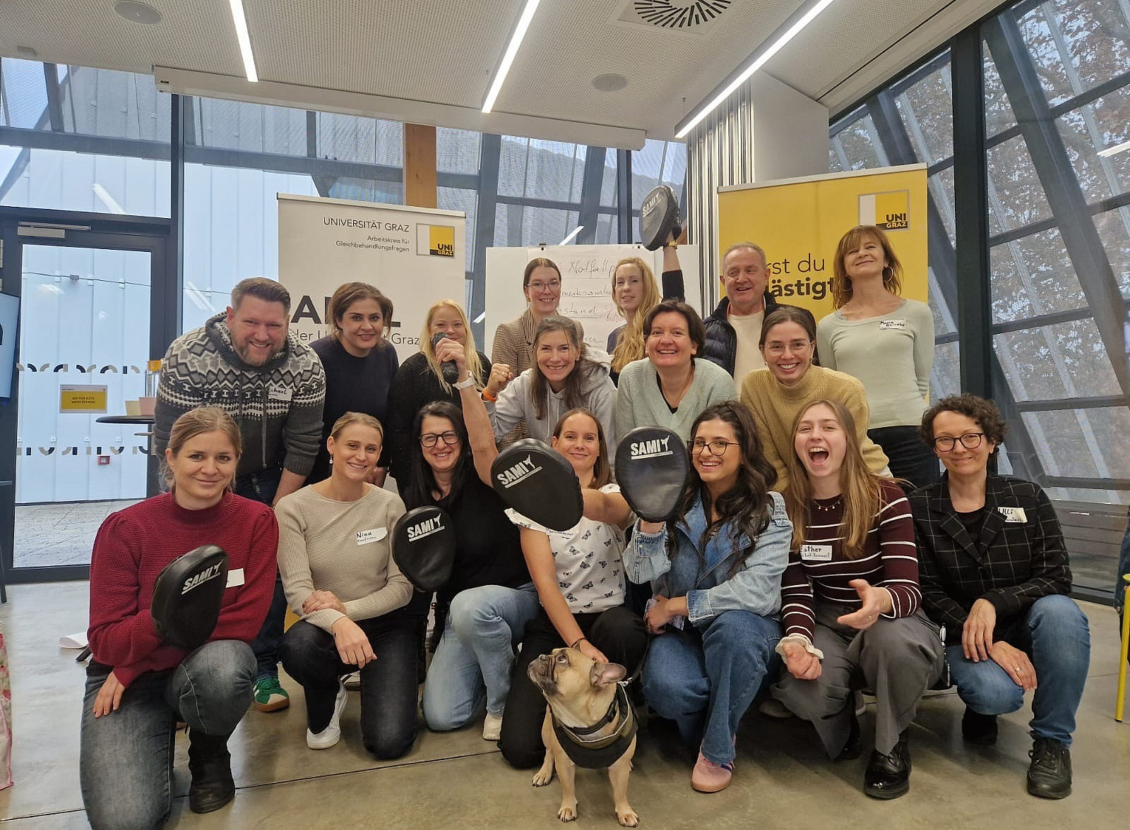 eine Gruppe an Mitarbeitenden die untereinander stehen 