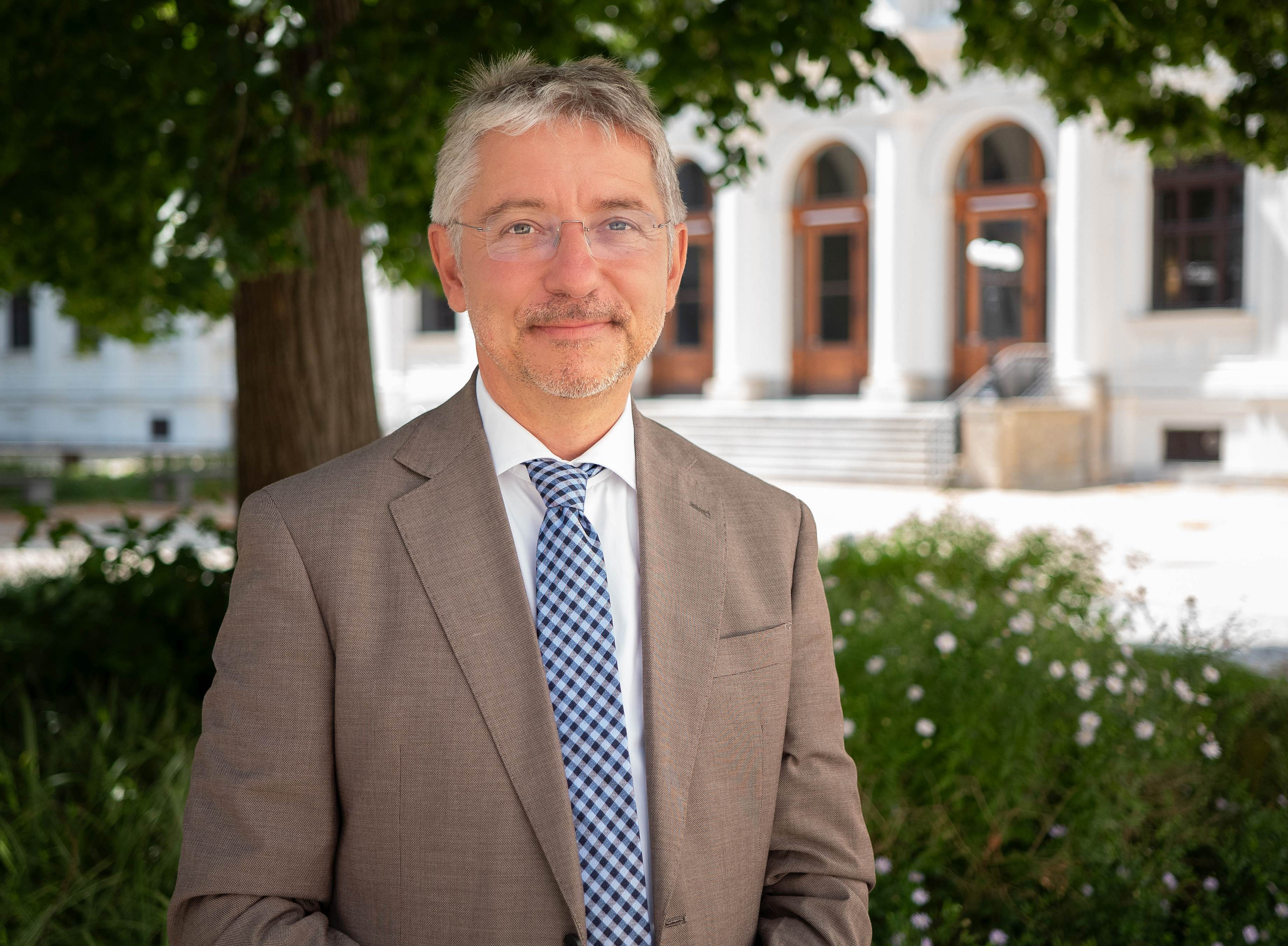 Foto von Christian Aschauer im Innenhof des Hauptgebäudes der Universität Graz. ©Uni Graz/Radlinger