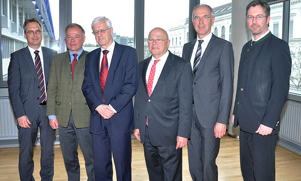 Jubilar und Gratulanten: Vizerektor Riedler, Gemeinderat Piffl-Percevic, Verfassungsgerichtshofpräsident Holzinger, Dekan Marko, Landesamtsdirektor Hirt und bmwfw-Sektionschef Pichl (v.l.) Foto: Uni Graz/Schweiger