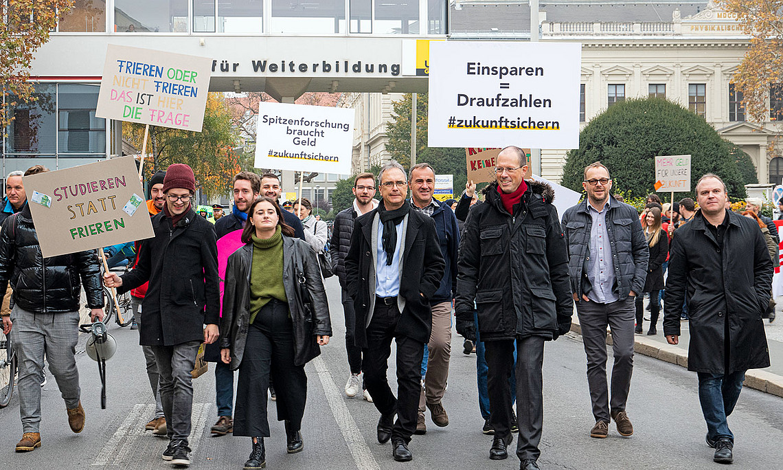 Demo-Zug vor der Uni, in der ersten Reihe unter anderem ÖH-Vorsitzende Sarah Roßmann, Rektor Peter Riedler und Senatsvorsitzender Rainer Niemann: Foto: Uni Graz/Tzivanopoulos