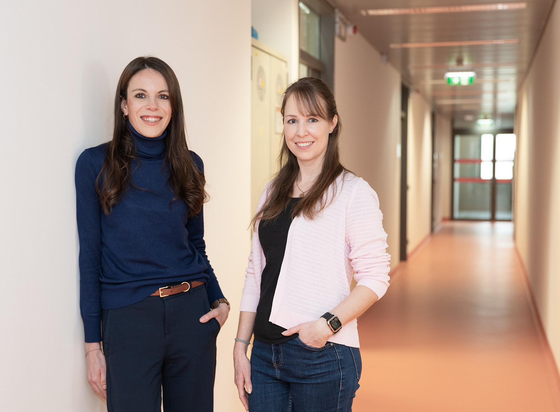 Zwei Frauen stehen in einem Gang ©Uni Graz/Angele