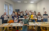 Workshop-Teilnehmende mit ihren fertigen Kunstwerken
