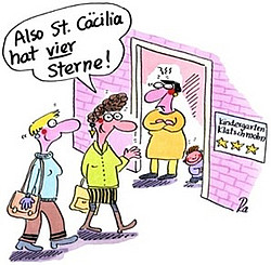 Comic: Zwei Frauen laufen an einem Kindergarten vorbei, an dem ein Schild mit drei Sternen zu sehen ist. Eine Frau sagt zur anderen: „Also St. Cäcilia hat vier Sterne!“