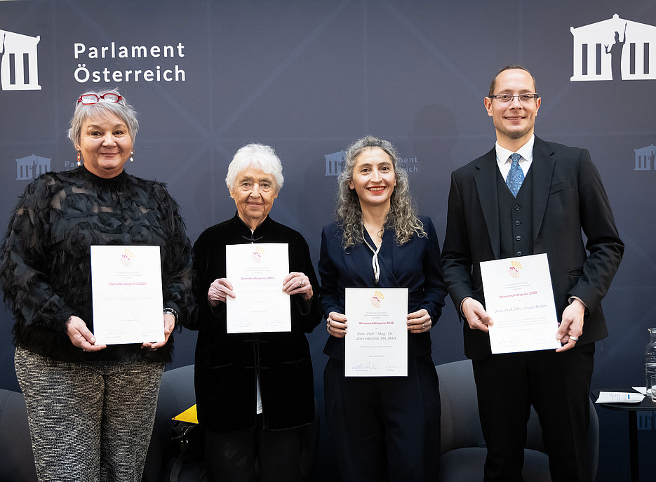 Vier Personen, ein Mann und drei Frauen, halten jeweils eine Urkunde ©Parlamentsdirektion/Ulrike Wieser