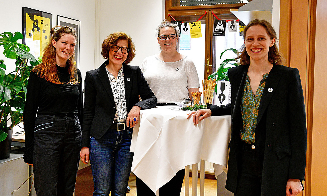 Anna Weissenbacher, Doris Pany-Habsa, Lisa Wurzinger unn Franziska Gürtl stehen an einem Tisch im Schreibzentrum