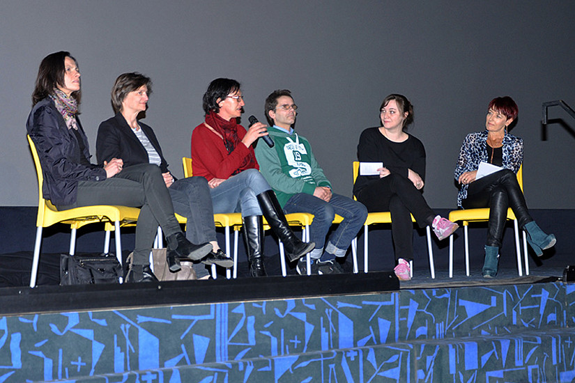 Diskussion nach Film-Premiere: Richterin Claudia Reisinger, Juristin Susanne Ferrari, Regisseurin Hanne Lassl, Darsteller Kurt Kochberger, Moderatorin Anna Maria Steiner und Psychologin Karin Landerl (v.l.)
