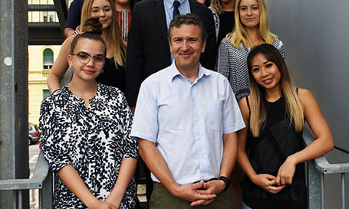 Sascha Ferz (vorne Mitte), Leiter der Sommerschule, und REWI-Dekan Stefan Storr (2. Reihe Mitte) begrüßten die australischen Studierenden in Graz. Foto: Uni Graz/Leljak. 