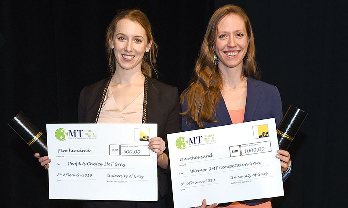 Angelika Ziegelbecker (re.) ging bei der 3MT in Graz 2019 als Siegerin hervor. Sonja Hartl gewann den Publikumspreis. Foto: Uni Graz/Pichler