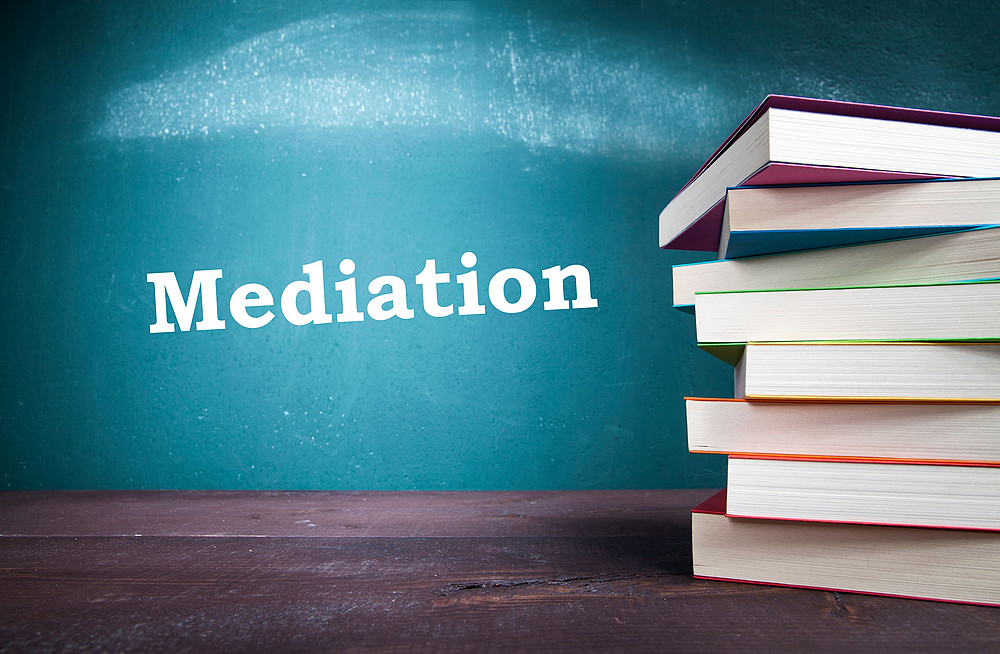 Buecherstapel, daneben steht das Wort "Mediation" ©dragonstock by Adobe Stock