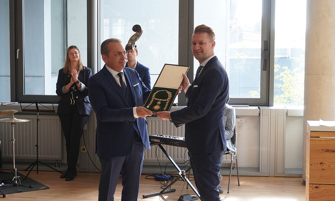 Ehemaliger Dekan Univ.-Prof. Dr. Thomas Foscht mit dem neuem Dekan der SOWI-Fakultät Univ.-Prof. Dr. Dr. Georg Schneider während der symbolischen Amtsübergabe.