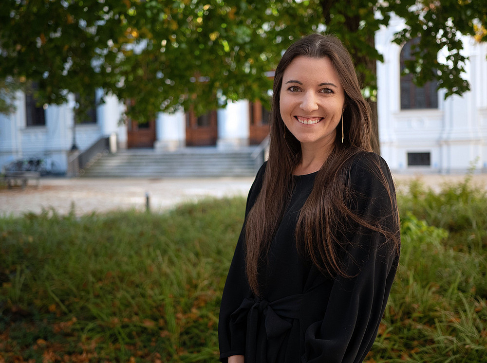 Esther Eichinger, Projektassistentin am Institut für Arbeitsrecht und Sozialrecht, im Innenhof der Universität ©Uni Graz/Radlinger