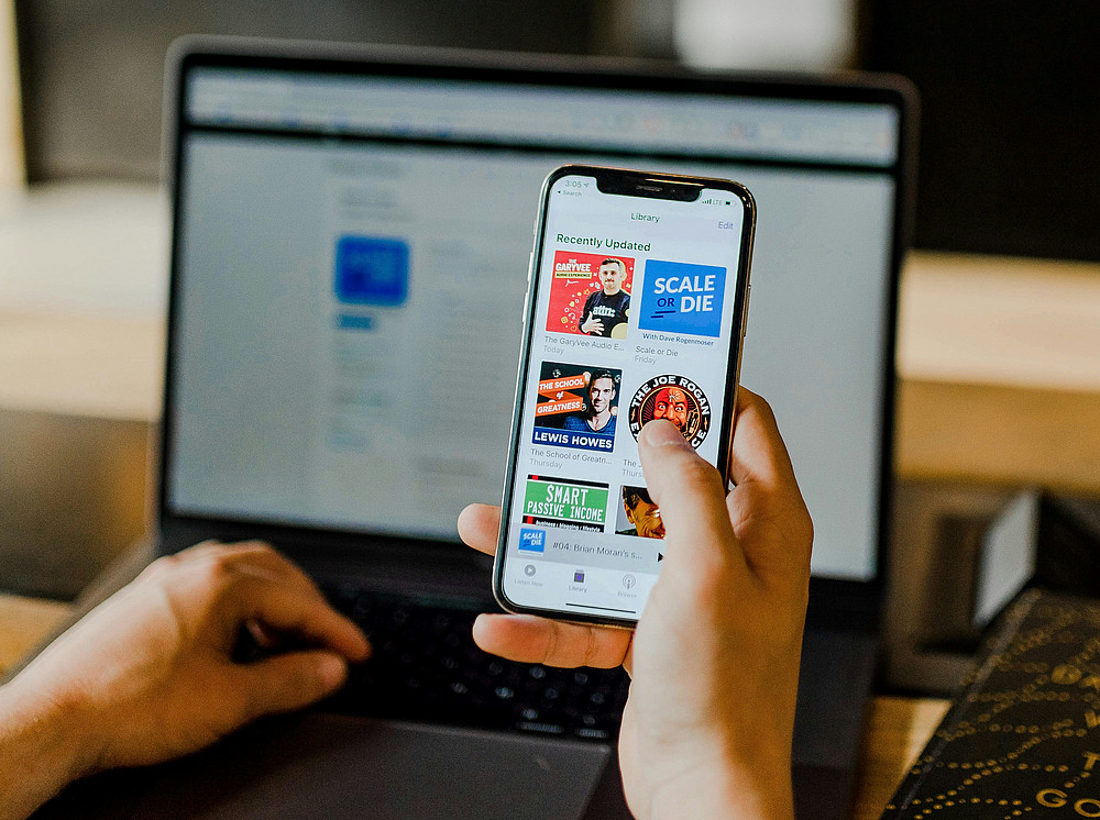 Handyscreen vor Computerbildschirm 