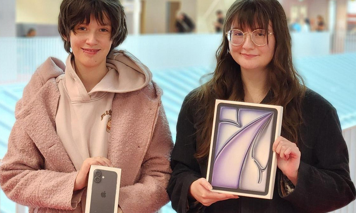 Die Gewinnerinnen mit iPhone und iPad