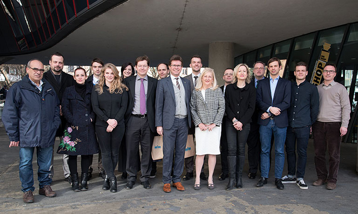 Die TeilnehmerInnen des Kick-Off Meetings mit REWI-Forschungsdekan Stefan Storr, Vizerektor Martin Polaschek und Co-Projektkoordinatorin Bettina Nunner-Krautgasser (vorne). Foto: Uni Graz/Kastrun. 