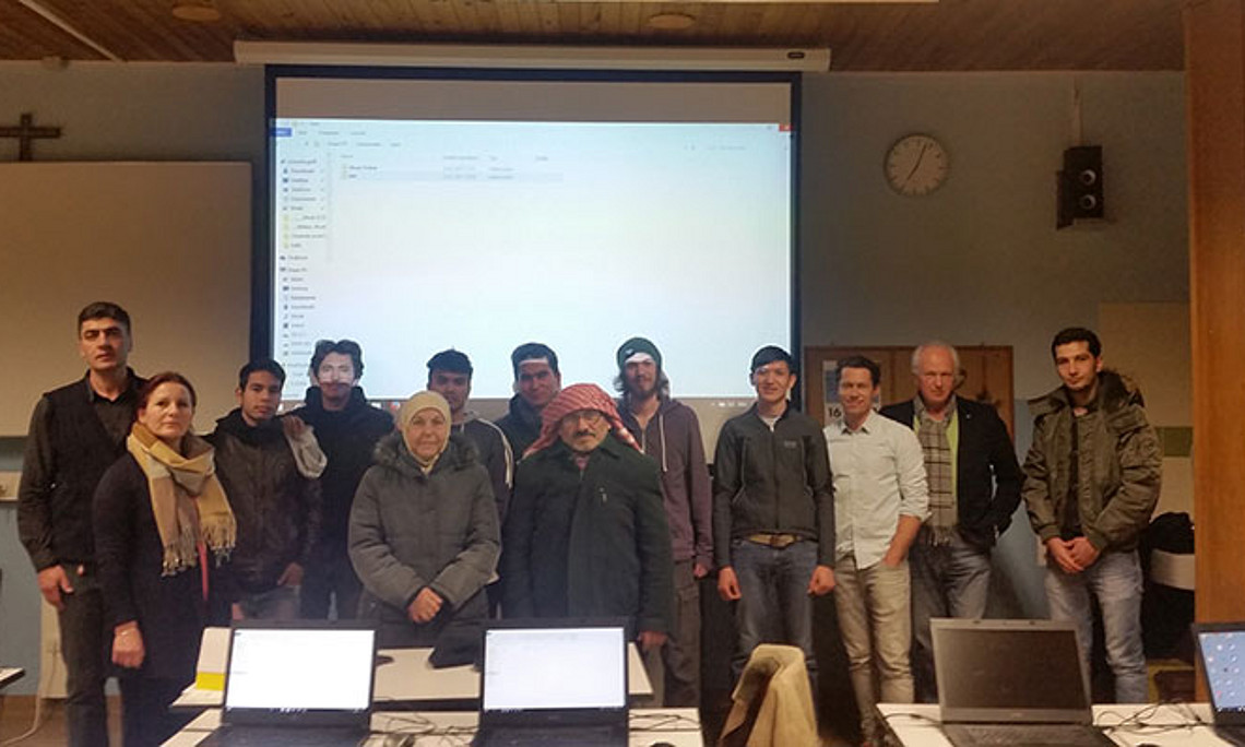 Ehrenamtliche EDV-TrainerInnen machen Refugees in Wildon computerfit. Fotos: Ulrike Freitag. 