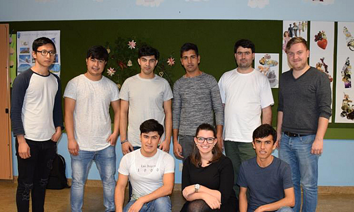 Computerwissen vermitteln: Freiwillige arbeiten mit Flüchtlingen in Wildon. Fotos: Ulrike Freitag.