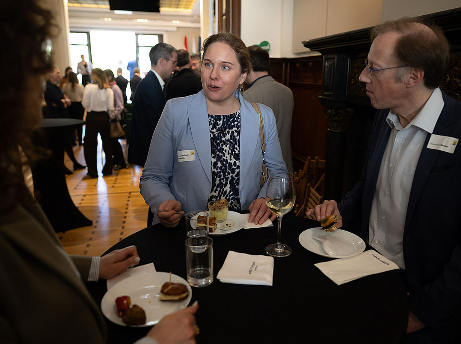 Networking am Buffet ©© Simon Blackley 2026