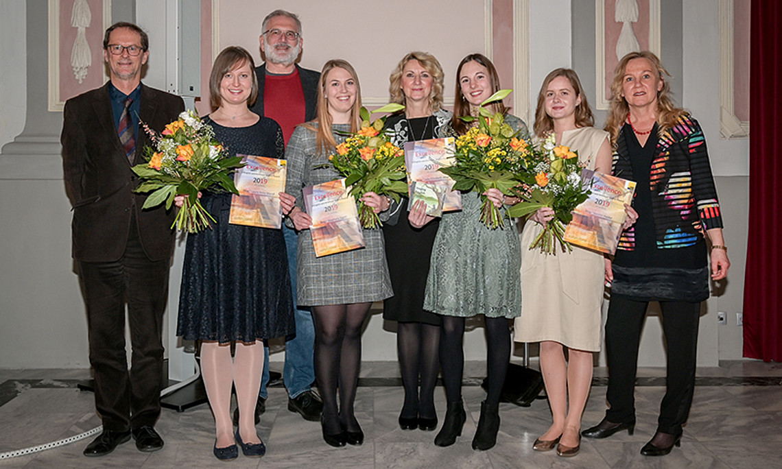 Martin Löschnigg, Laura Mandl (ihre Betreuerin, Ulla Kriebernegg, war erkrankt), Dekan Michael Walter, Stephany Sigott mit Margit Reitbauer, sowohl ihre als auch die Betreuerin von Julia Mayr (3.v.r.), Kerstin Haider mit ihrer Betreuerin Maria Löschnigg. Die fünfte Preisträgerin, Julia Höfferer, betreut von Martin Löschnigg, befindet sich derzeit als Teaching Assistant in den USA. Foto: Uni Graz/Leljak. 