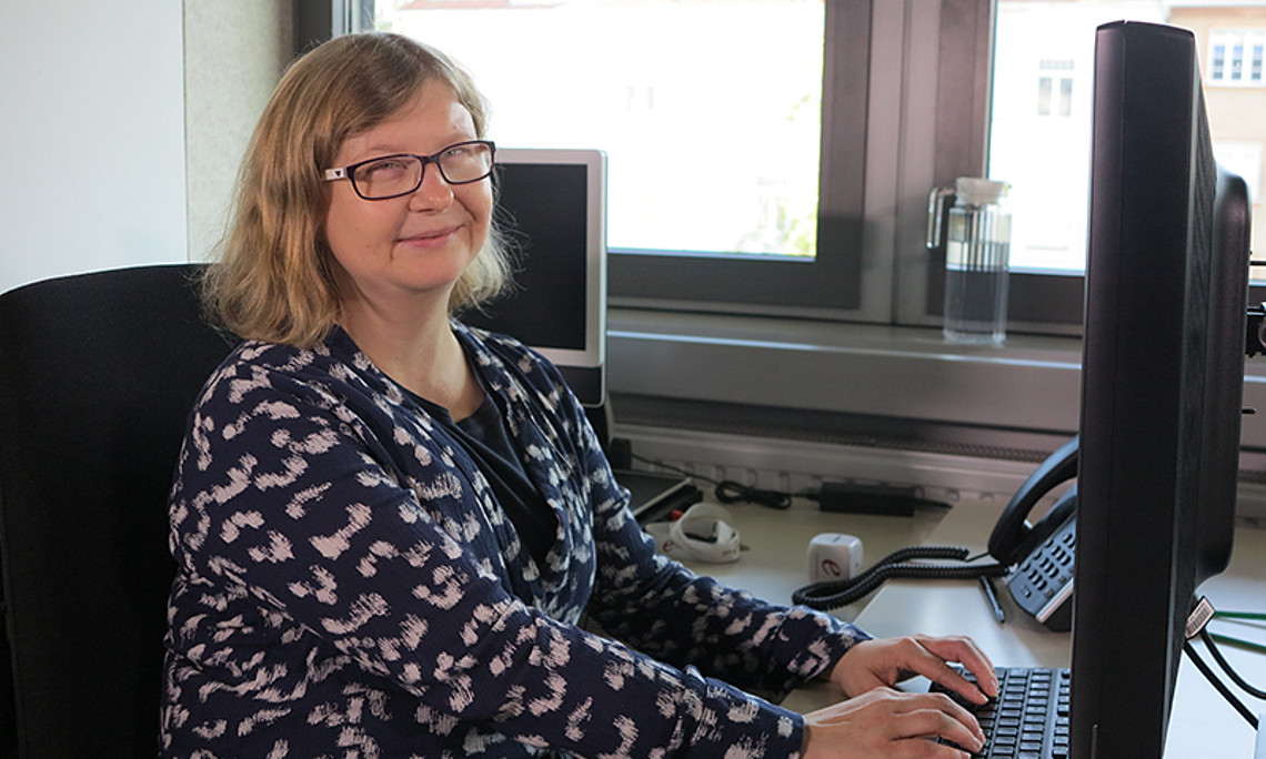 Sabine Linhart arbeitet im Dekanat der REWI-Fakultät und gibt als eine von über 160 begünstigt behinderten MitarbeiterInnen der Universität Graz ihr Wissen und ihre Erfahrungen auch regelmäßig weiter. Foto: Uni Graz. 