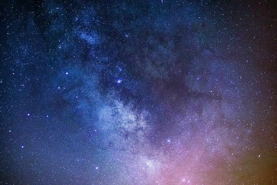 Fotografie von Sternen am Nachthimmel.
