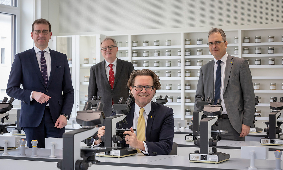 BIG-Geschäftsführer Hans-Peter Weiss (links) übergab heute offiziell den Schlüssel für das Laborgebäude in der Beethovenstraße 8 an Rektor Martin Polaschek. Infrastruktur-Vizerektor Peter Riedler (rechts) und Rudolf Bauer (2.v.l.) freuen sich über den Zuwachs. Foto: Uni Graz/Lunghammer