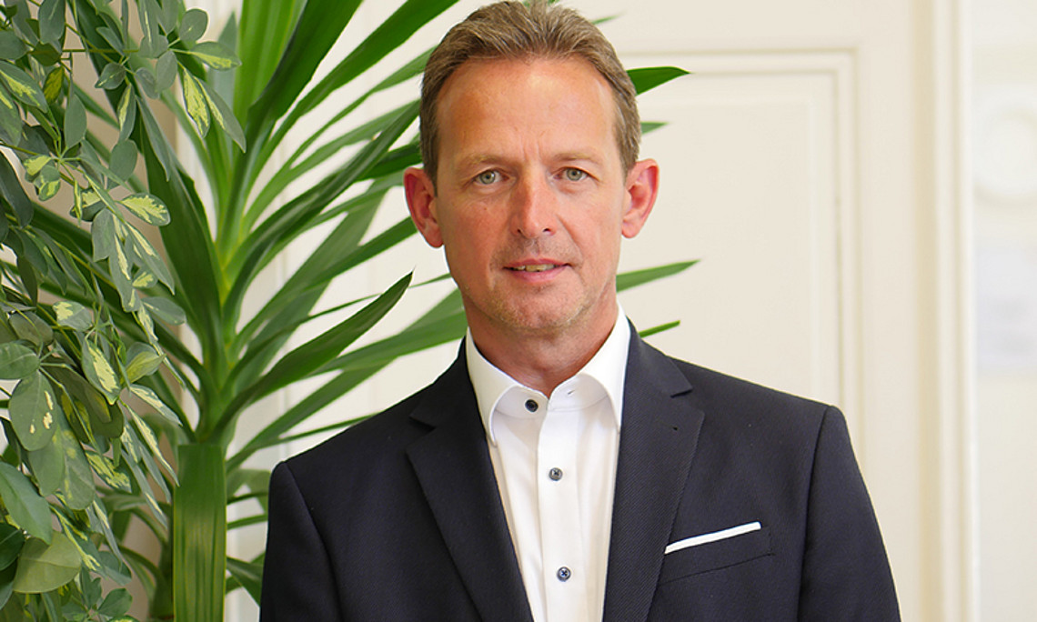 Heribert Truschnegg, stellvertretender wissenschaftlicher Leiter des Universitätskurses „Pflege bei psychiatrischen Erkrankungen“, spricht über Therapieboom, die Weiterentwicklung der psychiatrischen Pflege sowie Karrierechancen in diesem Bereich. Foto: UNI for LIFE.