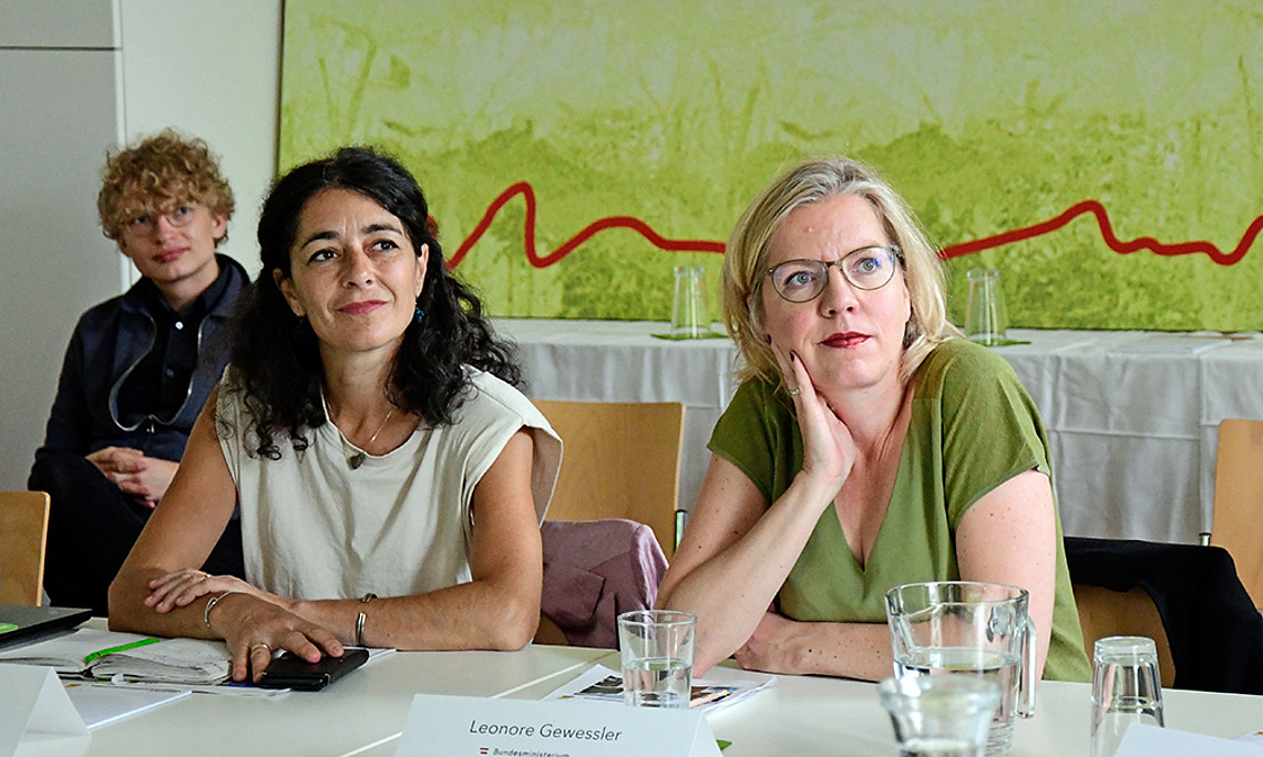 Sandra Krautwaschl und Leonore Gewessler brachten sich an der Uni Graz auf den neuesten Stand der Klimaforschung. Foto: Uni Graz/Eklaude