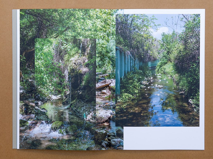 Das Foto zeigt eine Doppelseite in einem Buch mit einer malerischen Ansicht eines Baches. Die linke Seite zeigt eine üppig bewachsene Fläche mit Bäumen und Felsen, während die rechte Seite einen klareren Wasserlauf zeigt, in dem sich das Grün und der blaue Himmel neben einer Betonbarriere spiegeln. ©Geoffroy Mathieu