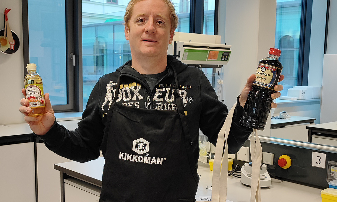 Man sieht Fritz Treiber im Kikkoman-Merch