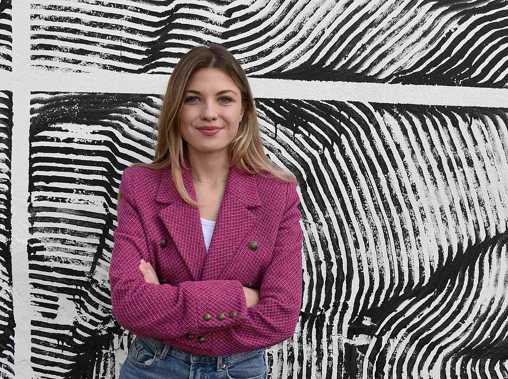 Portrait von Anna Binder vor einem Street Art Hintergrund ©privat