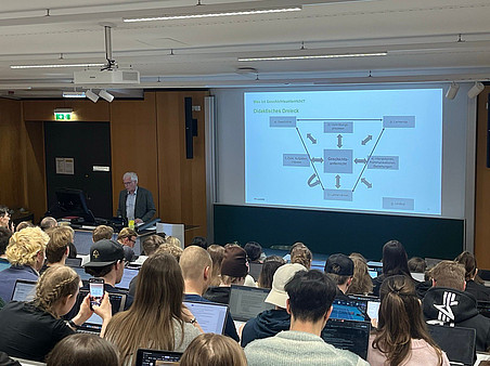  Persönlichkeiten Unsere Forschung Studienservice Neuigkeiten Veranstaltungen Ende dieses Seitenbereichs. Zur Übersicht der Seitenbereiche Geschichtsunterricht. Historisches Lernen in der Schule 