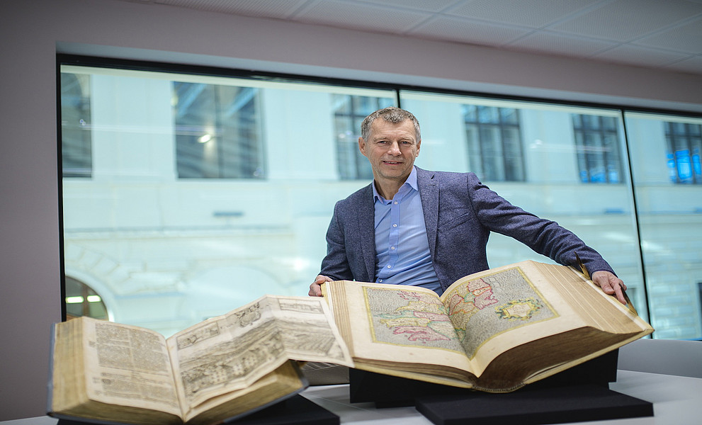 Thomas Csanady mit alten Schriften
