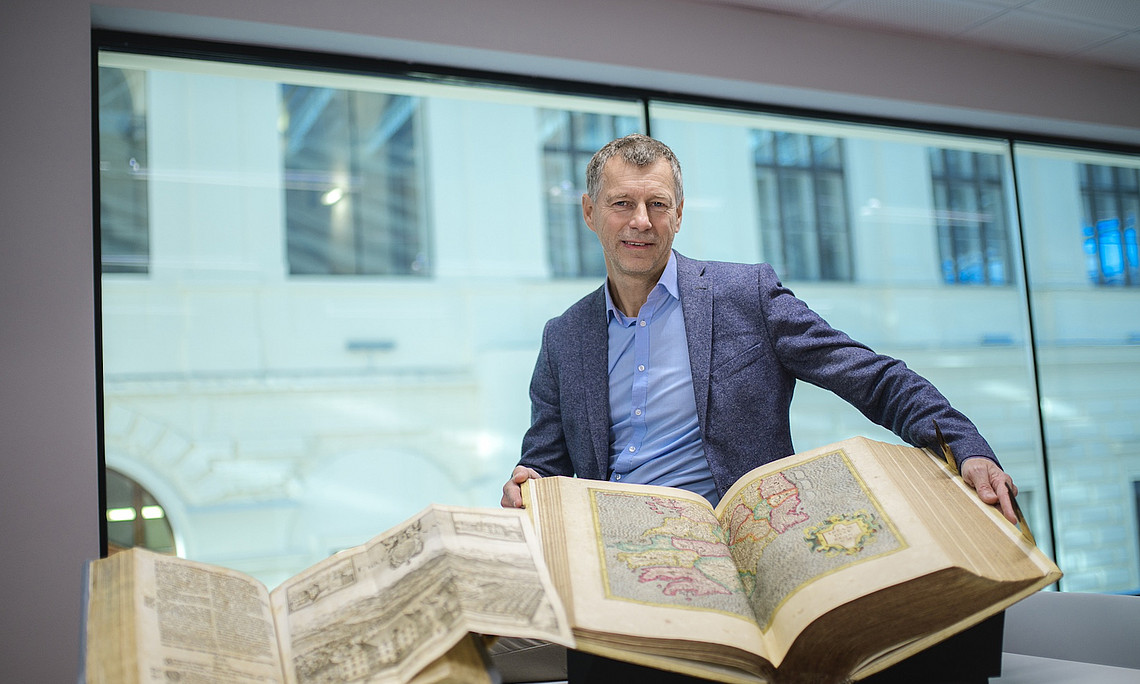 Thomas Csanady mit alten Schriften