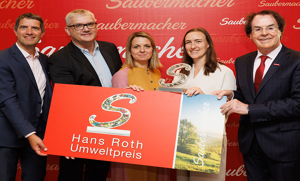 Ralf Mittermayr (Saubermacher), Rupert Baumgartner, Romana Rauter, Magdalena Rusch (Uni Graz) und Hans Roth (Saubermacher) bei der Verleihung des Umweltpreises