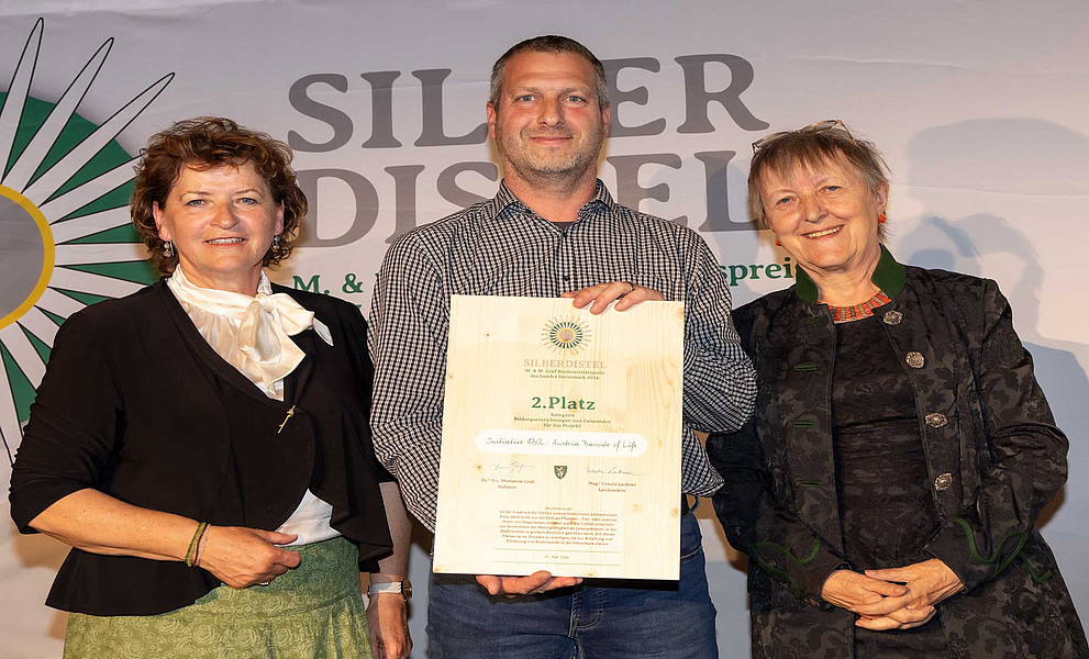 Prämierte Förderung der Artenvielfalt: Landesrätin Ursula Lackner, Biologe Stephan Koblmüller und Preisstifterin Marianne Graf Foto: Naturschutzakademie Stmk/Lunghammer