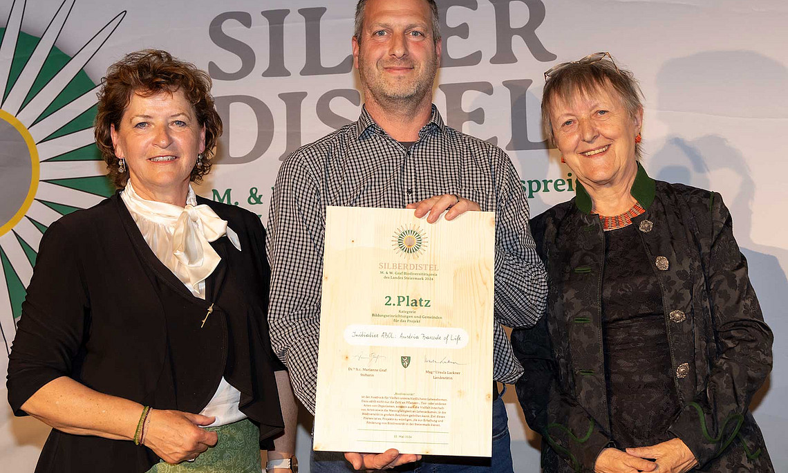 Prämierte Förderung der Artenvielfalt: Landesrätin Ursula Lackner, Biologe Stephan Koblmüller und Preisstifterin Marianne Graf Foto: Naturschutzakademie Stmk/Lunghammer