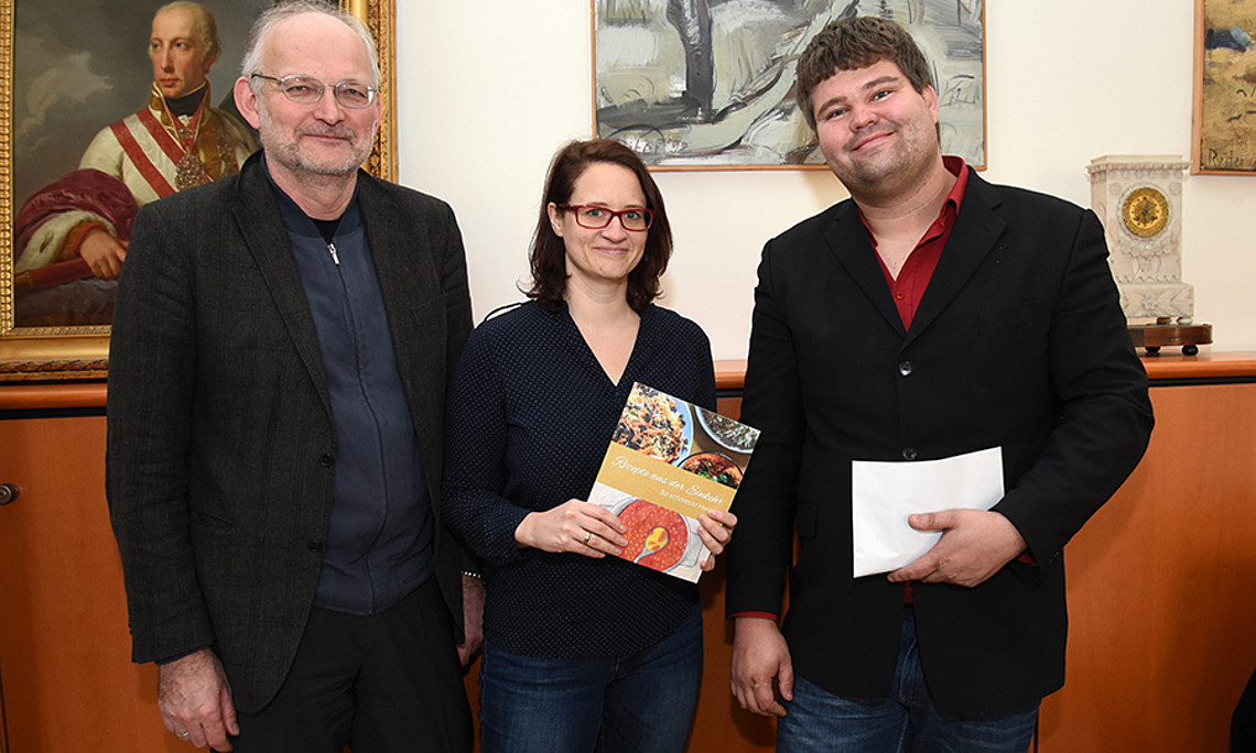 Gelungene Initiative: GEWI-Dekan Lukas Meyer, Isabella Danda, Designerin des Kochbuches, und Stephan Steinwidder, Leiter des Hauses Einkehr (v.l.) Foto: Uni Graz/Schweiger