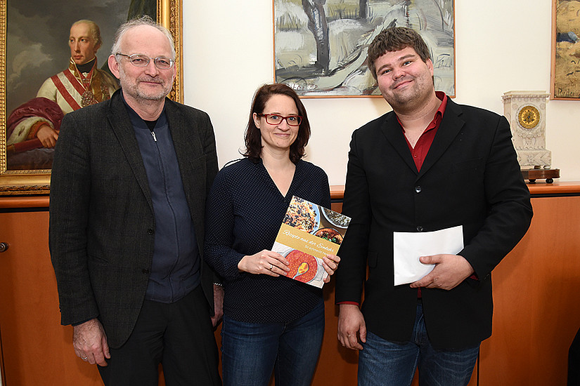 Gelungene Initiative: GEWI-Dekan Lukas Meyer, Isabella Danda, Designerin des Kochbuches, und Stephan Steinwidder, Leiter des Hauses Einkehr (v.l.) Foto: Uni Graz/Schweiger