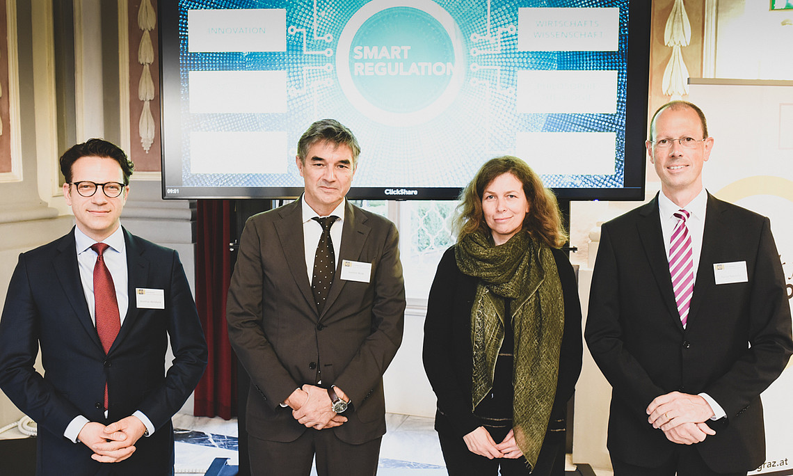 Tauschten sich einen Tag lang aus: Iris Eisenberger und Rainer Niemann (rechts), beide SprecherInnen des Profilbildenden Bereichs Smart Regulation, Organisator Matthias Wendland (links) und Forschung-Vizerektor Joachim Reidl. Foto: Uni Graz/Tzivanopoulos